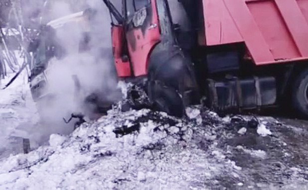 В загоревшемся грузовике в Петропавловске пострадал водитель На Восточном шоссе столкнулись два самосвала Сегодня вечером по дороге в сторону микрорайона Чапаевка в Петропавловске Камчатском от столкновения с другим грузовиком загорелся КамАЗ Подробности по ссылке   kamtime ru article ac999ad6 8ca4 4e73 98b9 6dc30e217d54