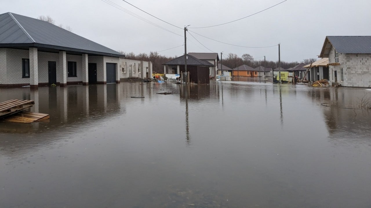 В Барнауле официально стартовала подготовка к весеннему паводку 2026 года Глава города Вячеслав Франк подписал постановление в котором указан четкий алгоритм действий для всех служб и ведомств В первую очередь власти проведут разъяснительную работу с жителями чьи дома попадают в зону риска подтопления им расскажут как действовать в случае прихода большой воды Для возможной эвакуации уже определены пункты временного размещения а спасатели готовятся к тренировкам по ликвидации последствий паводка и проверке водооткачивающей техники Для населения в подтопляемых районах сформируют запасы продуктов и товаров первой необходимости Коммунальщикам предстоит масштабная уборка очистка кровель от снега и льда а в период активного снеготаяния ежедневное ворошение и вывоз снега с улиц Дорожные службы займутся ливневой канализацией водопропускными трубами и гидротехническими сооружениями их обследуют починят и при необходимости укрепят Ресурсоснабжающие организации проверят инженерные объекты линии связи и электросети чтобы те выдержали паводок без сбоев Когда ледоход начнется на дежурство заступят аварийно технические бригады с откачивающей техникой Они будут оперативно реагировать на заявки горожан и контролировать состояние гидротехнических сооружений Фото amic ru