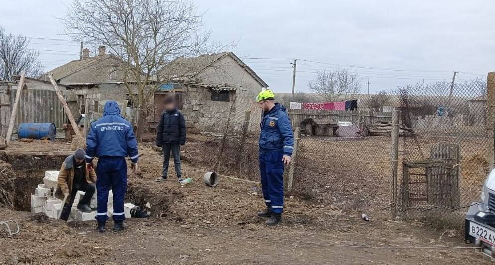 В Крыму спасатели извлекли корову, упавшую в глубокую яму  Этот случай произошёл в селе Кирово Ленинского района, сообщили в региональном МЧС.  Животное было поднято из ямы глубиной 2,5 метра с использованием специального оборудования.  Фото: МЧС Крыма.  Крым Оперативный