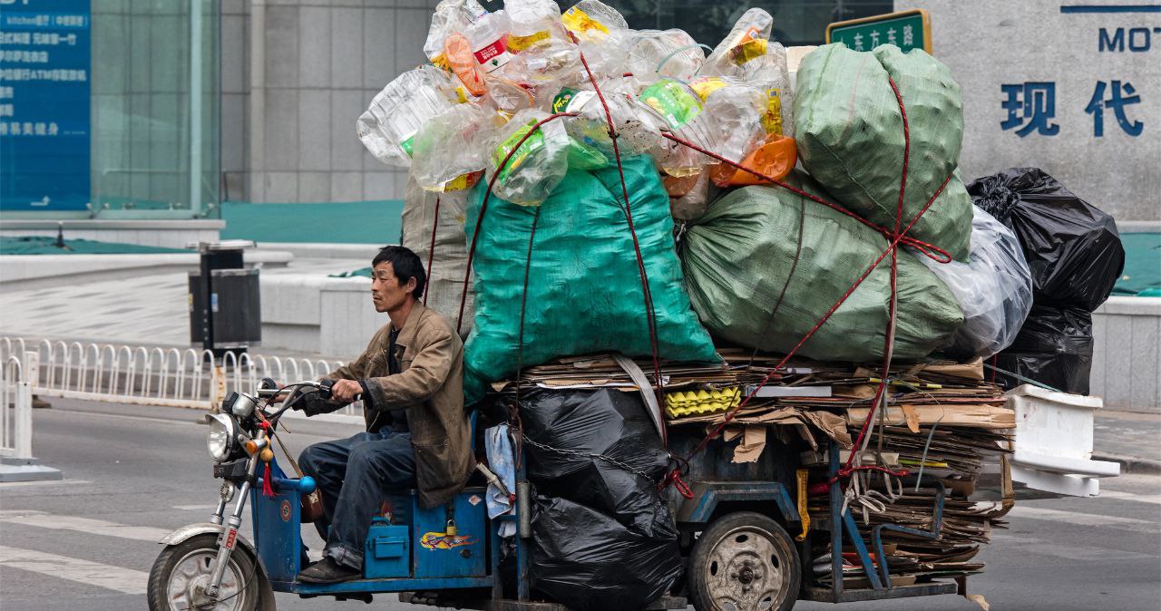 В Китае закончился мусор в стране построили свыше 1000 мусоросжигательных заводов но столкнулись с дефицитом отходов для переработки Теперь чтобы загрузить мощности власти раскапывают старые свалки обсуждают импорт мусора и стимулируют отрасли генерирующие отходы Сообщает The Экономист А в России депутаты Госдумы недавно констатировали провал мусорной реформы При этом в Амурской области реформа обращения твердых коммунальных отходов ТКО давно стала проклятием региона из за немотивированности или наоборот в излишней мотивированности чиновников и некоторых операторов по обращению ТКО среди которых выделяется Полигон давно ставший притчей во языцех Теперь возможно Китай протянет руку помощи амурским чиновникам и увеличит закупки мусора в Приамурье Но что то подсказывает что даже в этом случае плата граждан и бизнеса за обращение ТКО врядли уменьшится Подписывайтесь на amurbiz