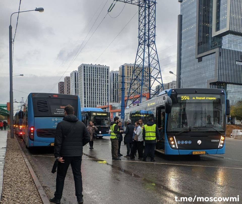 На севере Москвы проходит рейд по безбилетникам.   Перед станцией метро «Водный стадион» в автобусы заходят контролеры, отключают валидаторы и проверяют оплату. За безбилетный проезд они выписывают штраф на 2000 рублей.