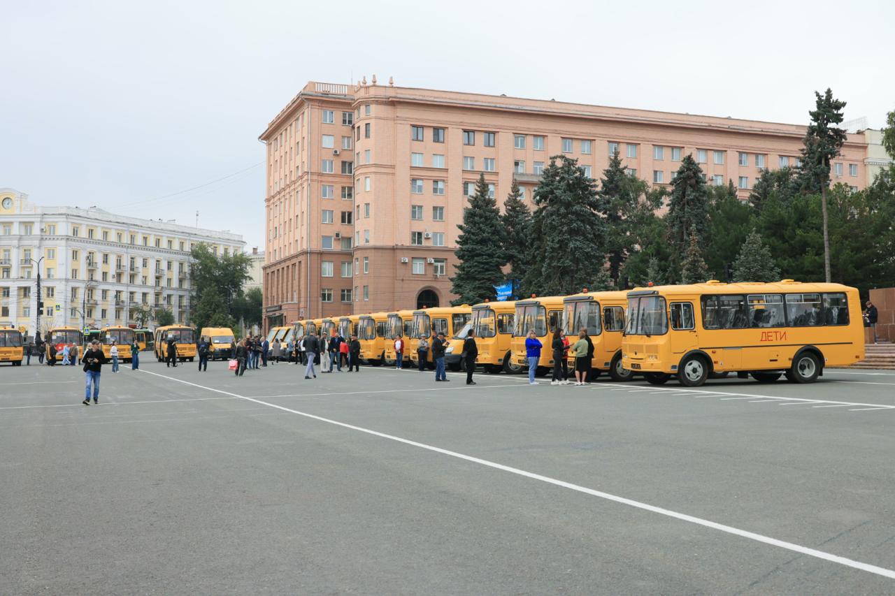 Алексей Текслер передал школьные автобусы муниципалитетам    На площади Революции в Челябинске губернатор Алексей Текслер осмотрел 42 новых автобуса, которые отправят в 19 муниципалитетов. По его словам, безопасная дорога в школу — часть доступного образования.    С 2016 года в регион поставили 674 школьных автобуса, из них 183 — за последние три года. Сейчас на школьных маршрутах ездят почти 20 тысяч детей.    Алексей Текслер пообщался с водителями и главами территорий, поручил рассчитать потребность в более вместительных автобусах, а также строить гаражи вместе с новой техникой.    Фоторепортаж Дмитрия Куткина