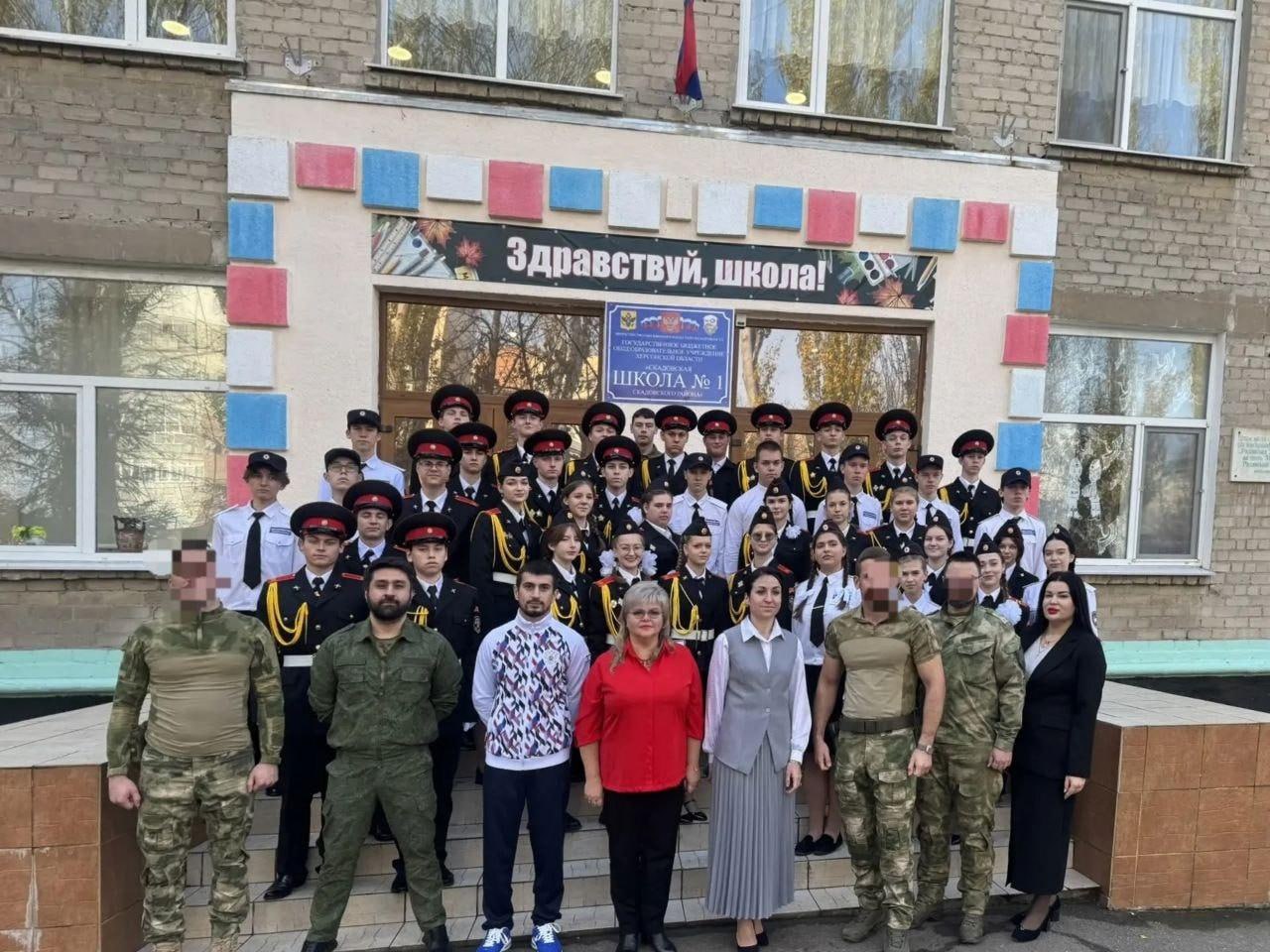 Посвящение в кадеты состоялось в Скадовской школе 1 В государственном бюджетном образовательном учреждении Херсонской области Скадовская школа 1 Скадовского района состоялась знаменательная церемония посвященная официальному вступлению учащихся в кадетские классы Это событие имеет особое значение для формирования профессиональной компетентности и личностного развития молодых людей а также для их интеграции в систему патриотического воспитания и подготовки к будущей службе Церемония посвящения была организована при участии представителей различных государственных и общественных институтов Среди приглашенных гостей были участники специальной военной операции сотрудники Федеральной службы войск национальной гвардии Российской Федерации представители Следственного комитета Российской Федерации по Херсонской области Министерства внутренних дел по Херсонской области главный специалист отдела по взаимодействию с образовательными учреждениями Скадовского муниципального округа и представители Федерации бокса Херсонской области Центральным моментом церемонии стало торжественное произнесение учащимися Клятвы кадета которая символизирует их вступление в ряды кадетского движения России Этот ритуал имеет глубокие исторические и культурные корни и служит важным элементом патриотического воспитания молодежи Посвящение в кадеты ответственная и трогательная традиция Для ребят это шаг в сторону дисциплины уважения к старшим любви к своей стране Уверен что кадеты Скадовской школы 1 будут достойно идти по выбранному ими пути и не раз проявят силу характера и мужество сказал губернатор Херсонской области Владимир Сальдо Директор школы Евгения Хлусова вручила учащимся удостоверения кадета и нагрудные знаки Кадет России В своей приветственной речи она выразила благодарность всем участникам воспитательного процесса за их значительный вклад в развитие кадетского движения а также вручила благодарственные письма за активную поддержку и участие в этом важном деле Кульминацией мероприятия стало исполнение учащимися строевой песни За Россию что подчеркнуло их приверженность национальным традициям патриотическим ценностям и готовность служить своей Родине