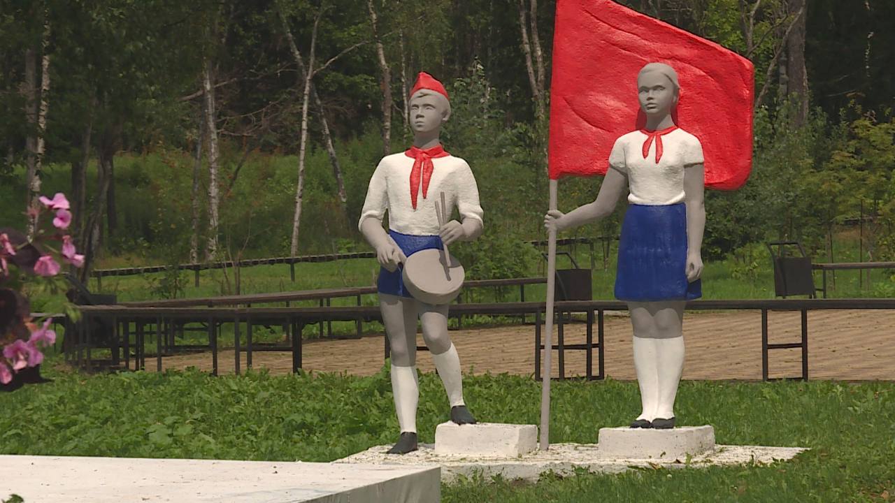 Детские лагеря на Сахалине получили заключение комиссии и готовы к приему детей. Только в областном центре отдохнуть этим летом смогут больше 11 тысяч юных южно-сахалинцев. Большое внимание уделяется не только развлекательной части. Специалисты проверили, как соблюдают санитарные нормы, правила пожарной безопасности. Особо акцентировали внимание на выполнение антитеррористических требований - наличие схем эвакуации, тревожных кнопок. Кроме того, этим летом подростки, которые ушли на каникулы, смогут поработать. Больше двух тысяч рабочих мест для них созданы на базе школ, детских садов, учреждений культуры и спорта. С полным перечнем учреждений можно ознакомиться на сайте департамента образования Южно-Сахалинска.