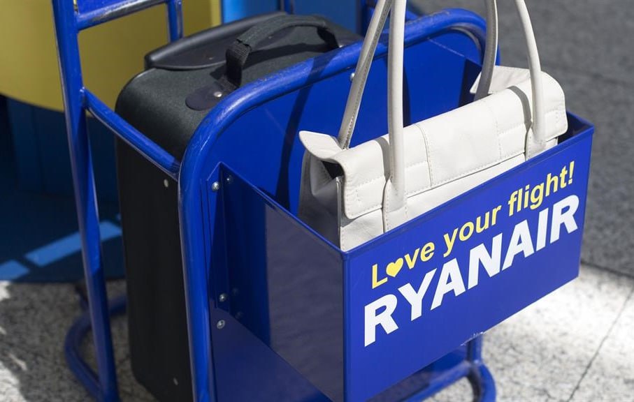 Ryanair увеличит премию за калибратор Глава Ryanair Майкл О Лири объявил о существенном увеличении премии для сотрудников за отлов пассажиров с ручной кладью больше разрешённого размера За счёт этого он хочет снизить количество проносов негабаритной ручной клади до 1 промилле т е незамеченным пройдёт 1 пассажир из 1000 Сейчас за каждого нарушителя правил авиакомпании сотрудник в первую очередь это касается агентов по посадке на гейтах получает 1 5 евро премии но не более 80 евро в месяц Теперь сумма увеличится до 2 5 евро также вырастет и максимальная сумма Пассажиры в свою очередь платят по 70 евро за то чтобы негабаритную ручную кладь сдать в багаж непосредственно на гейте Благодаря увеличению премии сотрудники будут более тщательно искать пассажиров чьи вещи не умещаются в габарит 40х30х20 см что кстати даже меньше чем у Победы За счёт этого О Лири обещает ускорить посадку сократить время оборота и повысить эффективность операционной деятельности за счёт чего предложить больше дешёвых билетов При этом по отношению к тем на кого объявлена охота топ менеджер не стесняется в выражениях призывая избавиться от жуликов которые обманывают систему Новые премии будут действовать с ноября 2025 года Кстати с июля похожая система премирования действует и для сотрудников easyJet А у Победы наоборот есть штрафы для компаний подрядчиков по наземному обслуживанию на борту есть последний третий калибратор и если бортпроводники обнаружат что в него что то не помещается агентов накажут   www frequentflyers ru 2025 08 28 ryanair bonus frequentflyers
