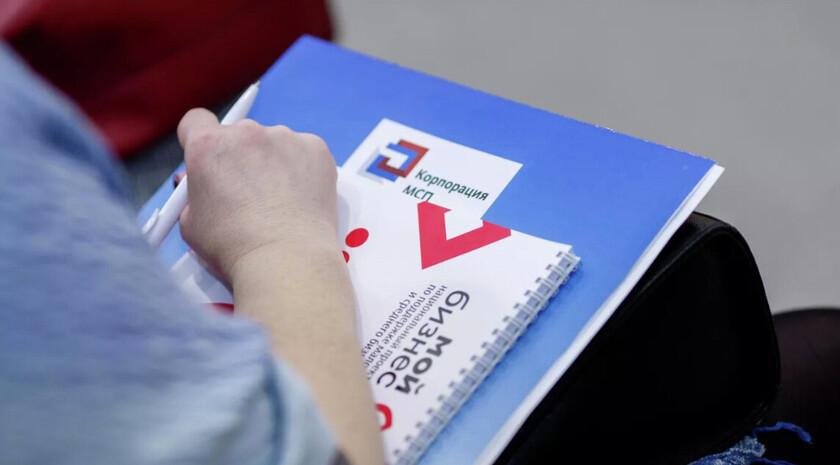 Почти четыре тыс малых и средних предпринимателей из воссоединенных регионов зарегистрировались на цифровой платформе МСП РФ оператором которой является Корпорация МСП Как рассказали в корпорации это позволило малому и среднему бизнесу Донбасса и Новороссии более 38 тысяч раз воспользоваться мерами поддержки и сервисами платформы наиболее популярными из которых стали бизнес обучение проверка контрагентов регистрация бизнеса и конструктор документов Малый и средний бизнес исторических регионов активно интегрируется в экономику страны За счет цифровизации мер господдержки местные предприниматели могут оперативно получить на МСП РФ необходимый финансовый и нефинансовый инструментарий для обеспечения устойчивой текущей деятельности и развития бизнеса Помимо федеральных программ на цифровой платформе активно пополняется перечень уникальных мер поддержки для МСП в новых регионах Уже опубликовано 26 таких мер Среди них организация участия в выставочных мероприятиях и бизнес миссиях для развития кооперации предоставление микрозаймов консультационные услуги в том числе по стандартизации и сертификации товаров и услуг субъектов МСП заявил генеральный директор Корпорации МСП Александр Исаевич Мы в MAX