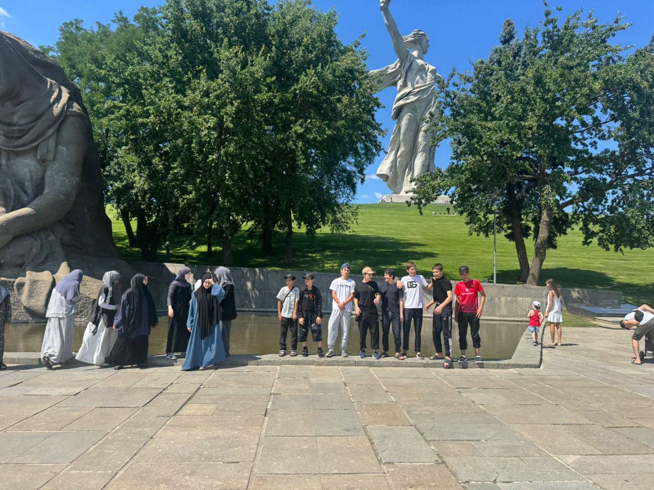 Дагестанские ребята из группы риска с 5 по 8 августа посетили город-герой Волгоград. Здесь они смогли посетить ряд исторических сооружений и памятников. Данная поездка стала возможной в рамках реализации проекта Министерства по национальной политике и делам религий РД по организации посещения детьми выделенной категории мемориалов, объектов культурного наследия, посвященных жертвам террористических актов, историческим событиям в целях формирования антитеррористического и антиэкстремистского мировоззрения, привития традиционных российских духовно-нравственных ценностей. Здесь дагестанские ребята с сопровождающими лицами посетили мемориальный комплекс «Мамаев курган», где им рассказали об исторических событиях Великой Отечественной войны, об истории Волгограда, его необычном основании на речном острове, о Сталинградской битве, ознаменовавшей коренной перелом во Второй мировой войне, о самой высокой статуе России – «Родина-мать». Также в экскурсию вошло посещение музея-заповедника «Сталинградская битва» — знакомство с экспозициями, отражающими героизм защитников города, памятника-ансамбля «Героям Сталинградской битвы», мемориального зала славы и панорамы «Оборона Сталинграда». Ребята имели возможность прогуляться по Аллее Героев и Набережной 62-й Армии: в центре главной площади города горит Вечный огонь и растёт старый тополь, переживший Сталинградскую битву. Здесь находится братская могила и обелиск, который установлен в память погибшим в Гражданской и Великой Отечественной войнах. Их впечатлили и объекты набережной – монументальная лестница с колоннадами и террасами, а также фонтан «Искусство» из красного гранита, многочисленные памятники, в том числе советский пожарный катер «Гаситель», который участвовал в двух мировых войнах. Благодаря таким поездкам происходит адаптация детей выделенной категории через погружение в историческое прошлое страны, ознакомление с героическими и трагическими страницами истории России, что, безусловно, будет способствовать формированию принципов общероссийской гражданской идентичности. Отметим, что проект реализовывает Дагестанский гуманитарный институт по заказу Миннаца РД при содействии Уполномоченного по правам ребенка в Республике Дагестан.