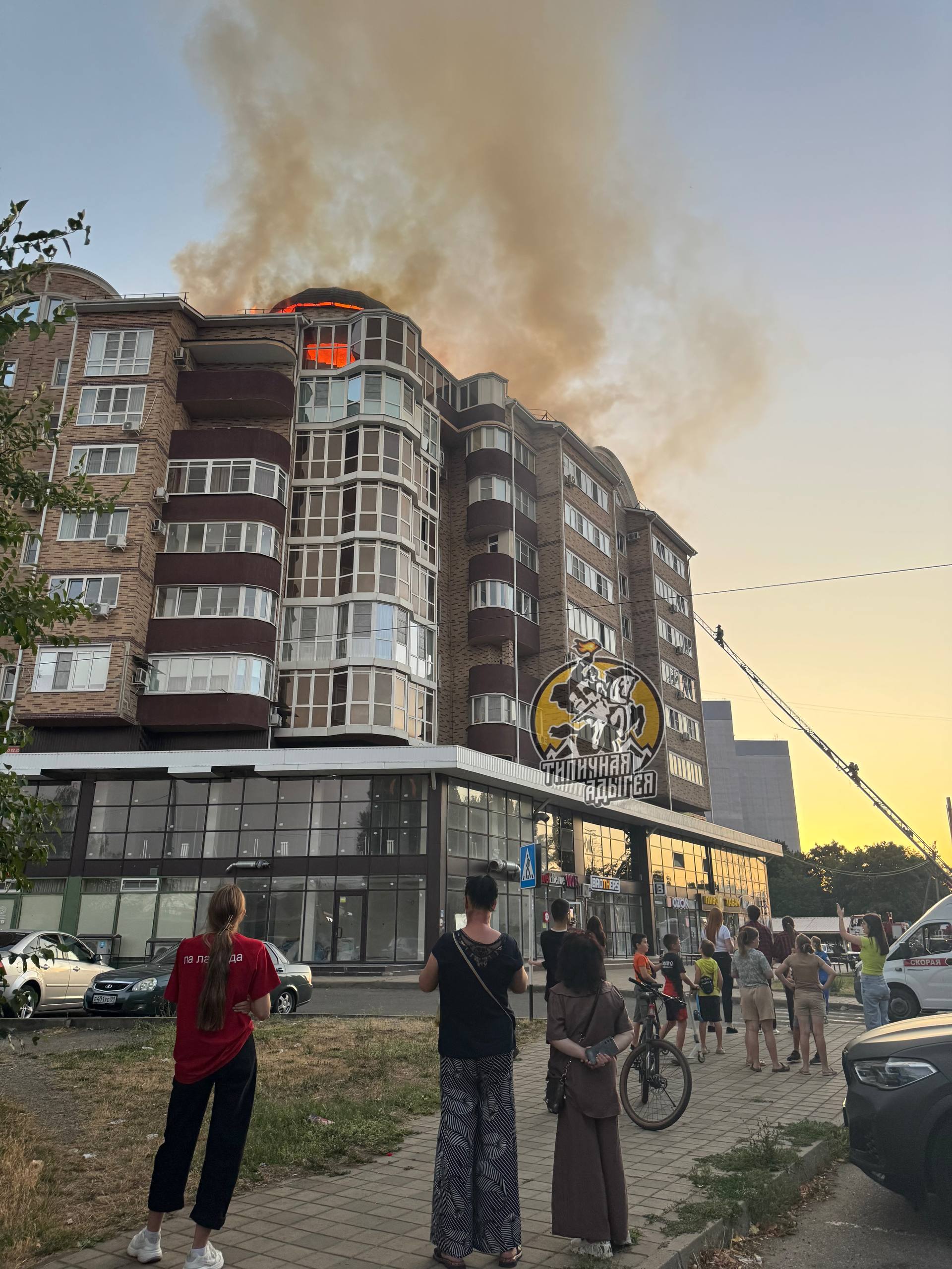Пожар по ул. Депутатской, 25 в Майкопе. Работают огнеборцы МЧС.
