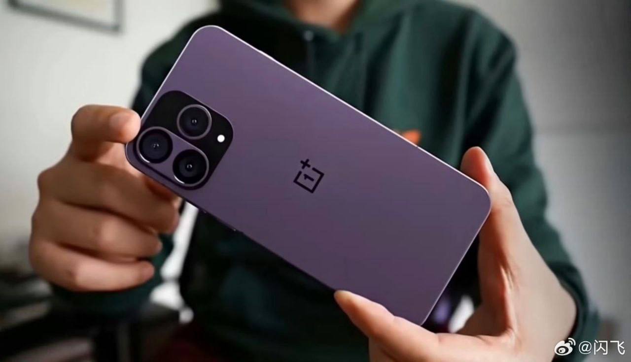 В китайской Weibo опубликовали первое фото OnePlus 15 Я ни на что не намекаю но iPhone 14 Pro был представлен больше трёх лет назад Припозднились товарищи из OPPO с таким дизайном припозднились