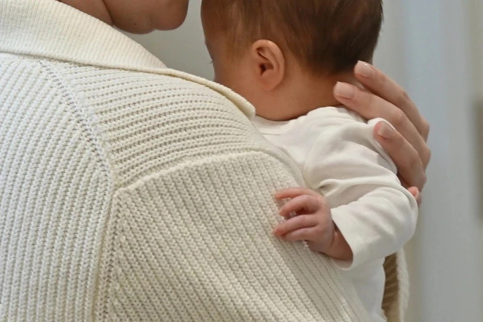 Челябинка Ольга Усачева принявшая роды у незнакомки прямо на улице в снегу получит знак отличия За смелость и отвагу Постановление об этом подписал губернатор Алексей Текслер Награду челябинке торжественно вручат на правительственной церемонии в середине февраля Мы поговорили с Ольгой и узнали новые подробности истории тронувшей многих челябинцев до глубины души   Подписаться на chelkp Мы в MAX