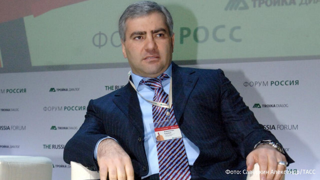 Cледствие предъявило арестованному в Армении предпринимателю Cамвелу Карапетяну обвинение в "отмывании денег", сообщили в совете по защите предпринимателя в Facebook . "В деле Карапетяна не фигурирует ни одно конкретное действие, которое могло бы быть как-то связано с инкриминируемым деянием", — указано в заявлении совета. 18 июня Карапетяна арестовали на два месяца, обвинив в призывах к свержению власти в Армении. Накануне сотрудники полиции Армении пришли с обысками в дом бизнесмена в Ереване. Силовики нагрянули в дом бизнесмена после того, как он поддержал Армянскую церковь на фоне жестких высказываний Никола Пашиняна в адрес высших иерархов. В ответ на это протестующие в Ереване провели массовую акцию протеста в поддержку предпринимателя. — принадлежит Meta, признанной в РФ экстремистской организацией, ее деятельность запрещена на территории РФ. Отправить новость