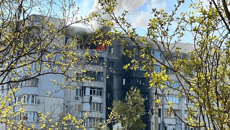 ВСУ с помощью дрона атаковали 9-этажный дом в Алешках Многоэтажка загорелась в результате атаки вражеского дрона. Судя по кадрам, горит одна квартира. Предварительно, пострадавших нет, сообщил пресс-секретарь губернатора Херсонской области. Ранее Владимир Сальдо сообщил, что противник атаковал оптовую базу в Новой Каховке. Без света остались 56 тысяч человек.