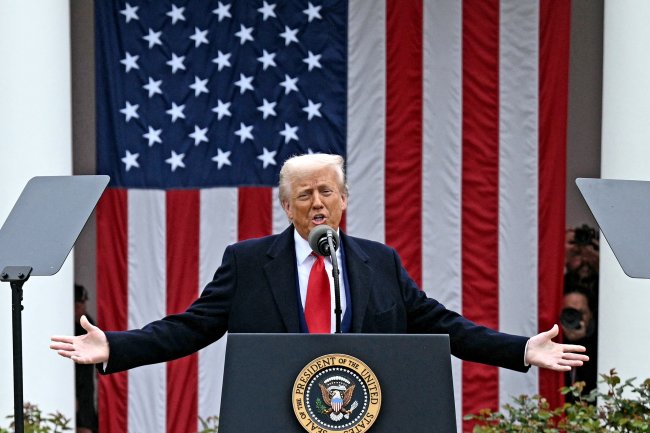 Дональд Трамп выступил с заявлением о необходимости вступления Канады в состав США в качестве 51-го штата. "Я люблю Канаду. Честно говоря, Канада должна быть 51-м штатом. Действительно должна, потому что Канада полностью зависит от Соединенных Штатов. Мы не зависим от Канады", - заявил он в эфире телеканала Fox News. Глава Белого дома подчеркнул, что торговые переговоры США с Канадой не возобновятся, пока канадские власти "не отменят определенные налоги". Ранее Трамп заявил, что Вашингтон прекращает все контакты с Оттавой по торговым вопросам после того, как власти Канады решили ввести цифровой налог на американские технологические компании. Фото: AFP