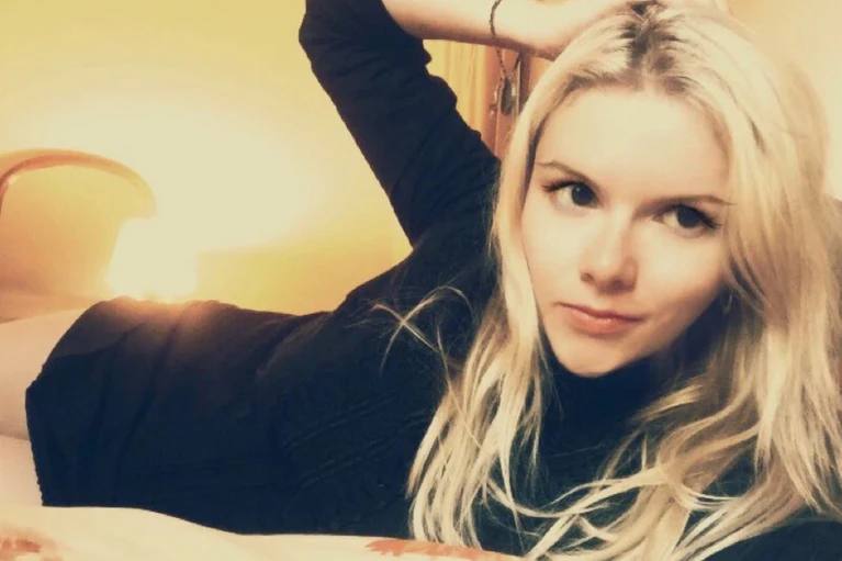 Россиянка которую избил муж американец загадочно пропала в США 1 января 39 летняя Наталья Хованская познакомилась с будущим мужем Томасом Кринстенсеном финансистом известной американской компании ещё когда училась в университете в Пекине После замужество и переезд в Сиэтл Пара жила счастливо Муж американец хорошо зарабатывал и поэтому разрешил Наташе быть домохозяйкой У Томаса есть богатый дядя с поместьем на острове в Сиэтле а кто то из его родственников даже был лично знаком с Обамой В общем семья со связями и при деньгах Жили супруги в хорошей двухкомнатной квартире с кошкой собакой но детьми пара так и не обзавелась Всё изменилось осенью 2025 года Наталья рассказала родителям что собирается разводиться с Томасом из за домашнего насилия Однажды они поругались и мужчина избил жену Тогда суд надел на Томаса браслет и он переехал жить к дяде А после 1 января россиянка перестала выходить на связь Она позвонила родителям чтобы поздравить с Новым годом Это был их последний разговор после этого на том конце провода бесконечно звучат гудки в Сети женщина тоже не появлялась Отец с матерью переживают за дочь ведь раньше они созванивались каждый день Помочь с розыском женщины редакцию КП Петербург попросил уроженец Северной столицы Роман проживающий в Сиэтле Он наткнулся на сообщение отца Натальи Павла в одном из чатов релокантов в Telegram 70 летний пенсионер искал кого нибудь из русскоговорящих в Сиэтле кто смог бы подъехать к дому дочери и проверить в порядке ли она Роман попал на территорию дома и сказал что у входной двери всё чисто прибрано Никаких специфических запахов нет в том числе от домашних животных Лая и мяуканий тоже нет Это смущает Куда все они пропали Рассказываем подробности загадочного исчезновения россиянки в нашем материале предоставлено КП СПб Читай нас в MAX Читай нас в Telegram