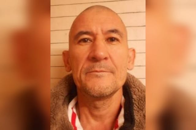 ‼Из колонии-поселения в Уфе сбежал осужденный  Из колонии-поселения в уфимской Шакше сбежал осужденный 50-летний Собир Тургунбоев. Как сообщает УФСИН РФ по Башкирии, мужчина самовольно покинул участок и сейчас находится в розыске.  Отметим, что в колониях-поселениях осужденные находятся без охраны. Во время от подъема до отбоя они могут свободно передвигаться в пределах колонии, вне ее – только с  разрешения администрации. Им разрешено носить обычную одежду, иметь деньги, которыми они распоряжаются без ограничений,   и ценные вещи. Они получают посылки, передачи и бандероли и иметь свидания без ограничения.  Тех, кто обладает какой-либо информацией о местонахождении осужденного, просят сообщить по телефонам: 8  347  250-64-21, 8-917-35-37-733,  8-917-753-57-77.