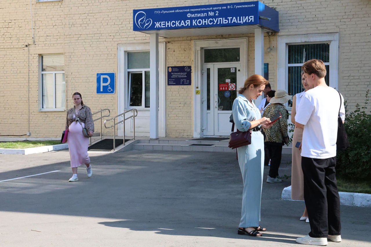 Забота о главном: в Туле открылся кабинет социального помощника для будущих и молодых мам Открытие прошло символично — в День любви, семьи и верности. Теперь пациентки женской консультации перинатального центра помимо медицинской помощи могут получить информацию о мерах соцподдержки. С первыми посетительницами кабинета пообщался заместитель председателя Правительства Тульской области Дмитрий Марков. Будущие мамы рассказали ему о своих семьях и получили подарки — пинетки и пряники. До конца года кабинеты социального помощника появятся во всех женских консультациях Тулы. А в 2026 году проект масштабируют во всех районах