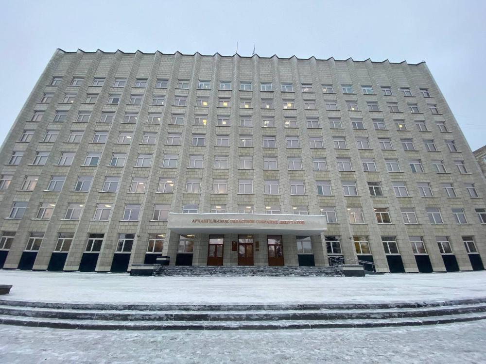 В Архангельске начала работу первая сессия областных депутатов в 2026 году Сессия начнется с отчета председателя АОСД об итогах деятельности областного Собрания за 2025 год Кроме того будет заслушан доклад начальника УМВД России по Архангельской области об итогах работы ведомства в прошлом году Парламентариям рассмотрят инициативы расширяющих меры поддержки для участников СВО защитников приграничных территорий и их семей В двух чтениях планируется принять закон упрощающий для ветеранов боевых действий доступ к оформлению социального контракта на открытие бизнеса Важный блок повестки связан с завершением процесса формирования новых муниципальных округов на территориях Ленского и Коношского районов Ещё по решению суда будет рассмотрен вопрос о роспуске муниципального Совета городского поселения Коношское в связи с невыполнением требований федерального законодательства Планируется скорректировать порядок реализации масштабных инвестиционных проектов областная комиссия получит право возлагать на инвесторов дополнительные обязательства по благоустройству общественных территорий завершению строительства проблемных объектов и т д