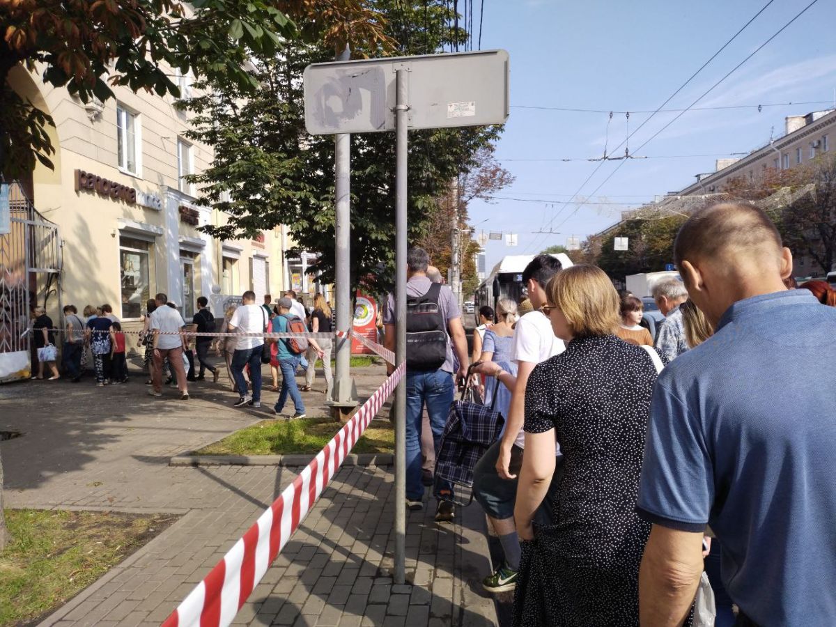 В Воронеже временно перекрыли участок Кольцовской улицы после ночной атаки БПЛА Кольцовскую улицу перекрыли на перекрестке с ул. Плехановской, движение здесь регулируется регулировщиком. Людей просят идти через арку жилого дома и дворы в целях обеспечения безопасности, так как на месте падения БПЛА ведутся работы. ↗ Прислать новость Подписаться