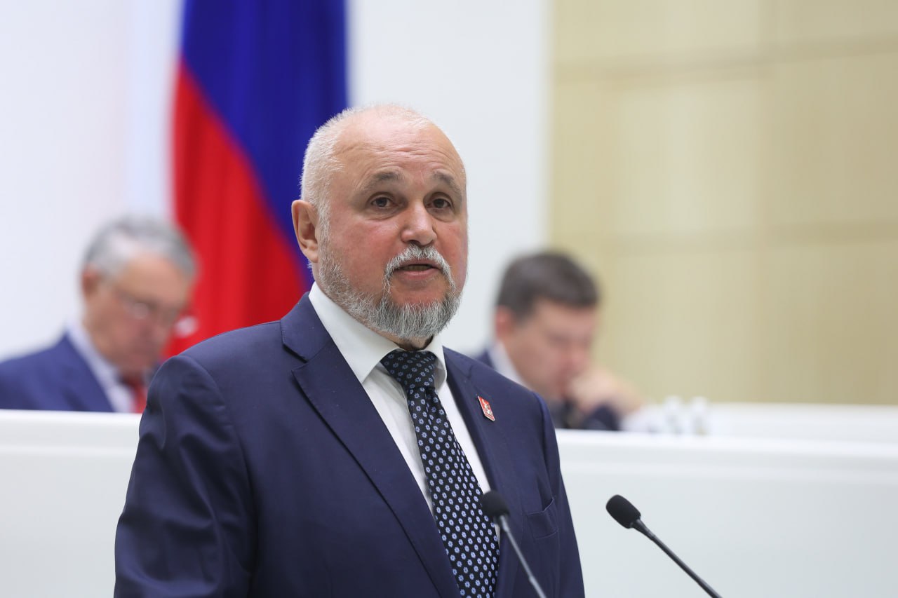 Месяц назад мы в Запорожской области преодолели серьезный кризис в энергоснабжении, вызванный разрушением трансформаторных подстанций в результате обстрелов. В связи с этим во время "правительственного часа" с Министром энергетики Сергеем Цивилевым предложил рассмотреть возможность строительства трансформаторных подстанций подземного типа по примеру Израиля, Ирана, Китая и других стран, которые не только переносят их под землю, но и дополнительно укрепляют монолитными заграждениями. Применение подобных технологий позволит облегчить жизнь и жителям наших регионов, и энергетикам, которые каждый день с риском для жизни работают под обстрелами, ликвидируя последствия прилетов по объектам энергетической инфраструктуры. Это предложение также поддержал в своем выступлении сенатор от Курской области Алексей Кондратьев. Он не понаслышке знает, как действуют наши противники. И поскольку сегодня они прилагают максимум усилий для уничтожения энергетической инфраструктуры, а ТЭК является основой для нашей экономики, очевидно, что эти объекты нуждаются в особой защите.