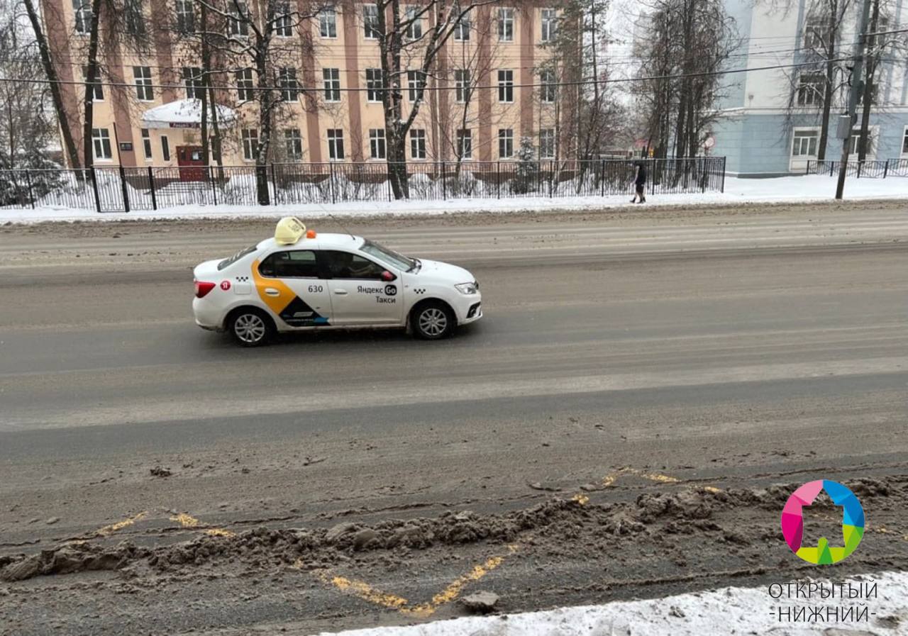 Нижегородский закон о такси буксует: проблемы в деталях  Комитет Заксобрания по транспорту пришел к выводу, что региональный закон о такси, принятый на основе федерального в конце 2023 года, почти не работает. На 1 ноября 2024 года в области было выдано всего 1326 разрешений на работу такси.    Проблема в том, что правительство так и не утвердило все подзаконные акты, а старые нормы противоречат новому законодательству. Например, протоколы за нарушения таксистов могут составлять лишь два сотрудника минтранса, но они этого не делают.    Кроме того, отсутствуют меры поддержки для стимулирования использования электромобилей в такси. По подсчетам комитета, требуется принять 23 подзаконных акта, чтобы закон наконец заработал.