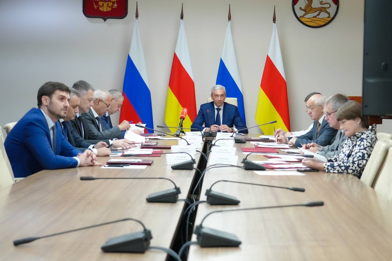 Борис Джанаев провёл заседание кабинета министров республики, на котором рассмотрены вопросы, связанные с социально-экономическим развитием региона  Ключевой темой стала модернизация первичного звена здравоохранения. Внесенные в профильную программу изменения позволят обновить объекты и доступность медицинской помощи. Как отметил руководитель кабмина, в последние годы в Северной Осетии удалось капитально отремонтировать и оснастить современным оборудованием десятки районных больниц и поликлиник.   – По поручению Президента Российской Федерации Владимира Владимировича Путина эта работа будет продолжена в рамках нового национального проекта «Продолжительная активная жизнь». Министерством здравоохранения республики готовится обновленная региональная программа. Важно включить в нее приоритетные объекты с целью развития медицинской инфраструктуры и создания комфортных условий для жителей нашей республики, – подчеркнул Борис Джанаев.  Подробнее читайте на нашем сайте.   #alaniagov #севернаяосетия #алания #правительстворсоа