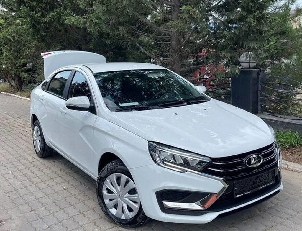 Цены на популярные поддержанные авто в Дагестане до конца года могут вырасти на 10 За период с сентября по декабрь цены на популярные марки и модели новых машин на юге России и Северном Кавказе могут вырасти на 5 10 масштабных скидок уже не будет Об этом рассказал исполнительный директор Автостат Сергей Удалов За первое полугодие 2025 года цены на новые машины снизились в среднем по стране на 2 По оценке эксперта дилеры будут постепенно отказываться от масштабных программ скидок и бонусных предложений По данным Автостата с начала 2025 года наиболее востребованным новым российским автомобилем стала Lada Granta С начала года этот автомобиль приобрели 81 2 тыс человек На втором месте Lada Vesta 49 6 тыс проданных авто замыкает тройку лидеров Lada Niva Travel с 18 7 тыс проданных машин