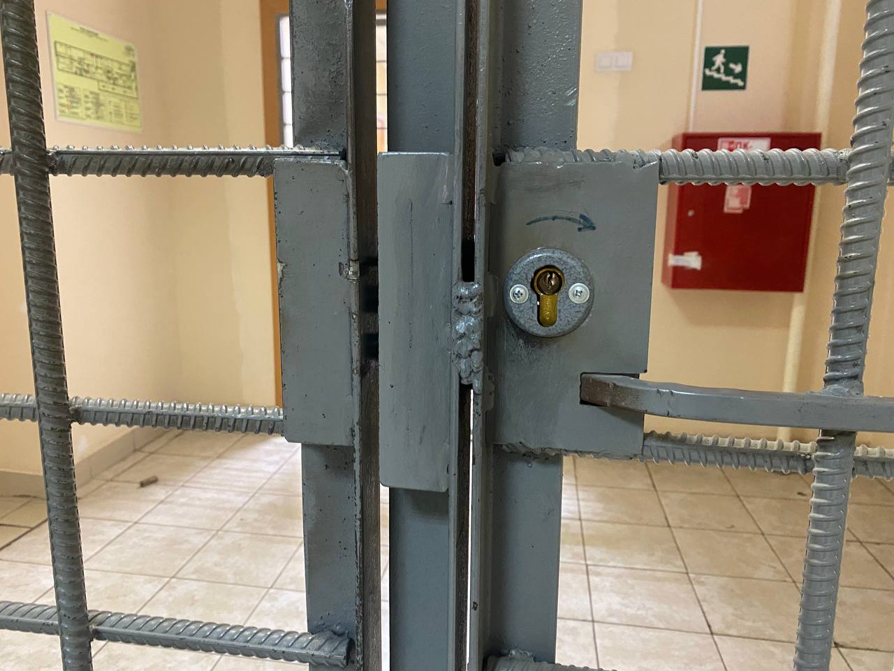 В Самарской области экс-глава села присвоил почти 2 млн рублей По данным следствия, в марте 2015 года руководитель муниципального образования устроил своего приятеля водителем в администрацию, хотя тот на самом деле там не работал. Зарплата перечислялась на карту, которой пользовался сам начальник. Так, начиная с весны 2015-го и вплоть до августа 2024 года, чиновник незаконно присвоил себе примерно 1 900 000 рублей. Суд определил меру ответственности для мужчины в форме двухлетнего тюремного срока с направлением в колонию общего режима. Одновременно удовлетворено заявление районных властей о компенсации материального вреда администрацией сельского поселения за счет средств осужденного. : ГТРК Самара