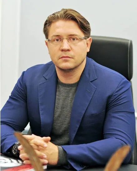 В Москве задержан известный адвокат Александр Карабанов Его подозревают в мошенничестве в особо крупном размере сообщает ТАСС со ссылкой на защитника подозреваемого Карабанов представлял интересы бизнесменов Умара Джабраилова Сергея Полонского сенатора Константина Цыбко заместителя министра культуры Григория Пирумова Среди его клиентов также были ресторатор Юрий Белойван и семья Жанны Фриске Карабанов и Партнёры Новости в MAX Создай портрет Наследники Победы
