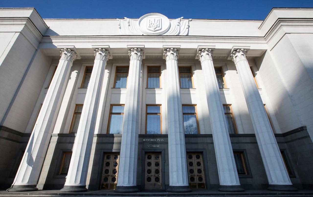 В Верховной раде произошло массовое отравление депутатов утверждает Страна Член партии Голос Ярослав Железняк допустил что причиной отравления могло стать употребление пищи в столовой парламента По данным издания на Украине в последнее время распространился ротавирус