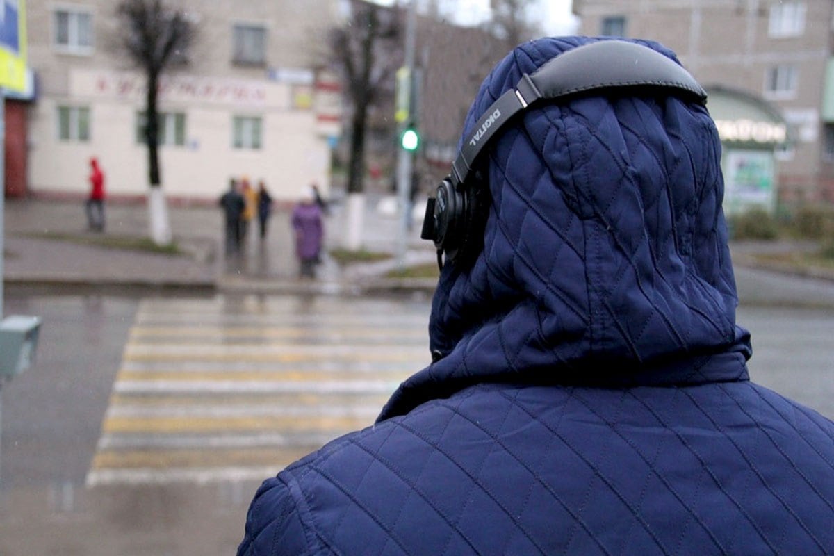 Наталья Кондрусевич: «Смотри и слушай в оба»  В погоне за личным удобством мы порой забываем о безопасности. А когда речь идет о дороге, это чревато серьезными последствиями. Осенью рано темнеет и поздно светает. Это время дождей и туманов. Люди прячутся в темные куртки, толстые шапки и капюшоны. Да, так теплее, но человек становится менее заметным на дороге, а значит создает опасную обстановку для себя и других участников дорожного движения.  На днях стала свидетелем ситуации: молодой человек в больших наушниках и в капюшоне не заметил бордюра, споткнулся и, удерживая равновесие, выбежал на проезжую часть. В этом случайном резком порыве он толкнул стоящих на пешеходном переходе людей. Благо в этот момент не ехал встречный автомобиль, потому никто не пострадал. Но, случись эта ситуация в час пик, исход мог быть более трагичным…  Своим мнением делится журналист МОЗЫРЬ NEWS.