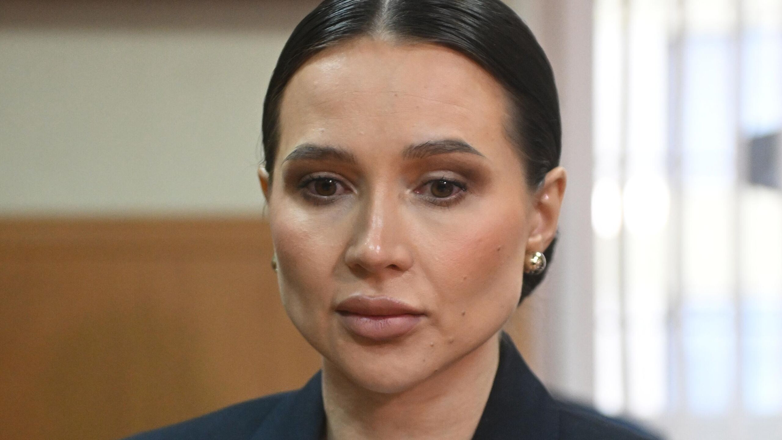 Беременная блогер Валерия Чекалина Лерчек заявила что роды четвёртого ребёнка назначены на март Роды стоят в марте хочется верить что процесс закончится до марта Мы не знаем пол ребенка есть причина по которой мы хотим это сделать чуть позже Думаем что узнаем в середине января поделилась Чекалина планами с журналистами после заседания Также она поздравила всех с наступающим Новым годом Ее бывший супруг Артем Чекалин сделал это до ее выхода Он пожелал никогда не опускать руки не терять надежды и верить в Бога В понедельник Гагаринский суд Москвы допросил его по делу о выводе 251 5 миллиона рублей в ОАЭ