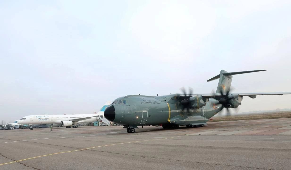 В Казахстан сегодня прибыл Airbus A400M Atlas для ВВС.  Общий заказ составил две единицы. Контракт с Францией   на поставку Airbus А400М включает пакет услуг по обучению персонала и организации технической поддержки.   Казахстан   стал очередным эксплуатантом данного типа самолета в мире,  наряду с Германией, Францией, Великобританией, Испанией, Турцией, Бельгией, Малайзией и Люксембургом.  Как видим, кроме Малайзии остальные страны из НАТО.  Впрочем, Россия  пока не может предложить альтернативу. Так как собственных подобных машин для нужд не хватает.  #казахстан #ввс #импорт #netwar