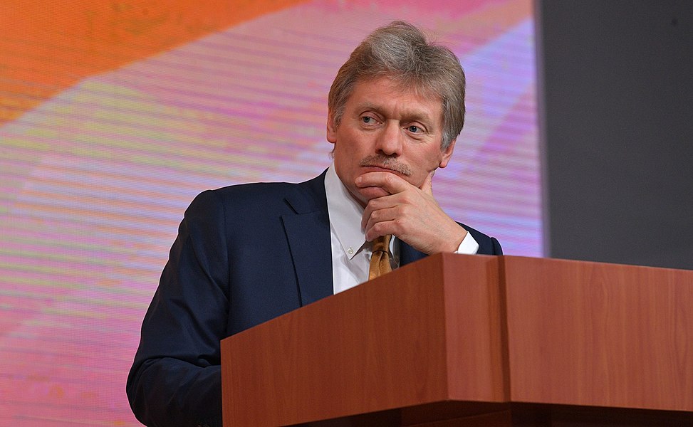 Песков: Россия заинтересована во взаимодействии с Арменией  Страны объединяют тесные двусторонние отношения. Пресс-секретарь президента РФ дал интервью радиостанции «Маяк».   Песков отметил, что Ереван в последние несколько лет стремится к балансированию на разных направлениях. Так пресс-секретарь прокомментировал слова Никола Пашиняна о желании Армении стать членом ЕС.  «Но при этом они интересуются ШОС. То есть они ведут разновекторную политику, как им кажется», – добавил представитель Кремля.   Известно, что приносит Армении членство в Евразийском экономическом союзе  ЕАЭС . Нужно посмотреть, что конкретно принесет ей сближение с Евросоюзом.   Россия намерена и дальше развивать двусторонние отношения с Арменией, дал понять Песков.  Подпишитесь на «Абзац. Мнения»   Добавьте «Абзац» в ленту «Дзена»