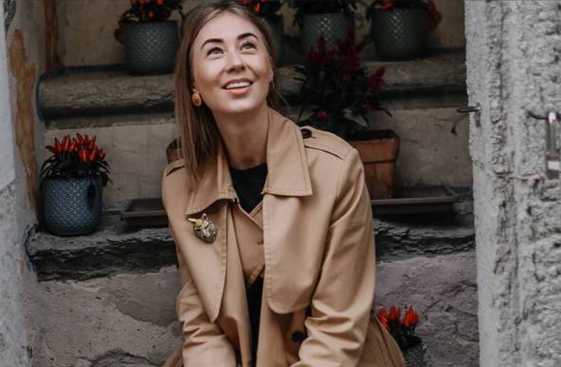 Военный суд заочно приговорил журналистку из Бурятии к шести годам 2 й Восточный окружной военный суд заочно вынес обвинительный приговор в отношении бывшей журналистки из Бурятии Анны Зуевой Ей вменяли публичное оправдание терроризма а также уклонение от исполнения обязанностей иноагента Как следует из сообщения суда фигурантка дела опубликовала в июне 2025 года в мессенджере Telegram а также в канале на интернет видеоплатформе YouTube в России недоступна видеозапись о взрывах и поджогах на территории авиаполка в Иркутской области совершенных с помощью летательных аппаратов К записи были размещены комментарии которые оцениваются как одобряющие и оправдывающие данный террористический акт Также Зуева будучи дважды привлеченной в течение 2025 года к административной ответственности за нарушение порядка деятельности иностранного агента размещала различные материалы без пометки Суд по совокупности преступлений назначил Зуевой наказание в виде лишения свободы на срок 6 лет с отбыванием наказания в исправительной колонии общего режима с лишением права заниматься деятельностью связанной с публичным размещением обращений комментариев и иных материалов администрированием интернет сайтов форумов каналов чатов и групп с использованием электронных или информационно телекоммуникационных сетей в том числе сети Интернет на срок 3 года говорится в сообщении суда Фото из соцсетей Внесена министерством юстиции РФ в реестр иностранных агентов Росфинмониторингом в перечень террористов и экстремистов Подписаться Прислать новость Помочь бустами