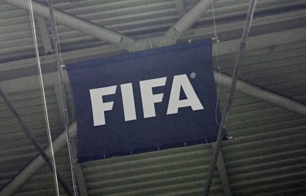 В FIFA предложили отменить добивание мяча при исполнении пенальти Вопрос изменения в правилах пробития 11 метрового удара рассматривает Международная федерация футбола Там хотят запретить игрокам добивать мяч после того как вратарь отразил удар В случае если голкипер отобьёт мяч будет назначен удар от ворот пишет Bild При этом не ясно какое решение будет принимать арбитр когда мяч попадёт в штангу или перекладину Издание уточняет что новое правило вступит в силу в следующем сезоне и не будет распространяться на чемпионат мира 2026 года Подпишись на Говорит Москва
