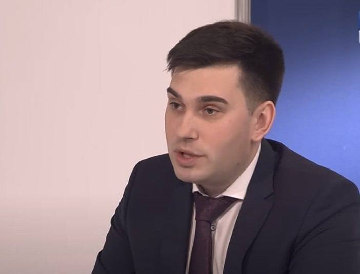 Бывший замглавы минздрава Якутии оправдан по делу о мошенничестве на 316 млн руб.  Речь идет о бывшем замминистра Минздрава Якутии Романе Савине, уточняет Sakhapress. Его подозревали в злоупотреблении должностными полномочиями при заключении государственного контракта на закупку медицинских изделий в рамках борьбы с коронавирусом.  Сообщалось, что он незаконно заключил госконтракт с коммерческой компанией на поставку кислородных станций в медучреждения республики. Стоимость оборудования была завышена. По версии следствия, бывший замминистра и руководитель фирмы похитили более 316 млн рублей, выделенных из резервного фонда.  Суд вынес оправдательный приговор.
