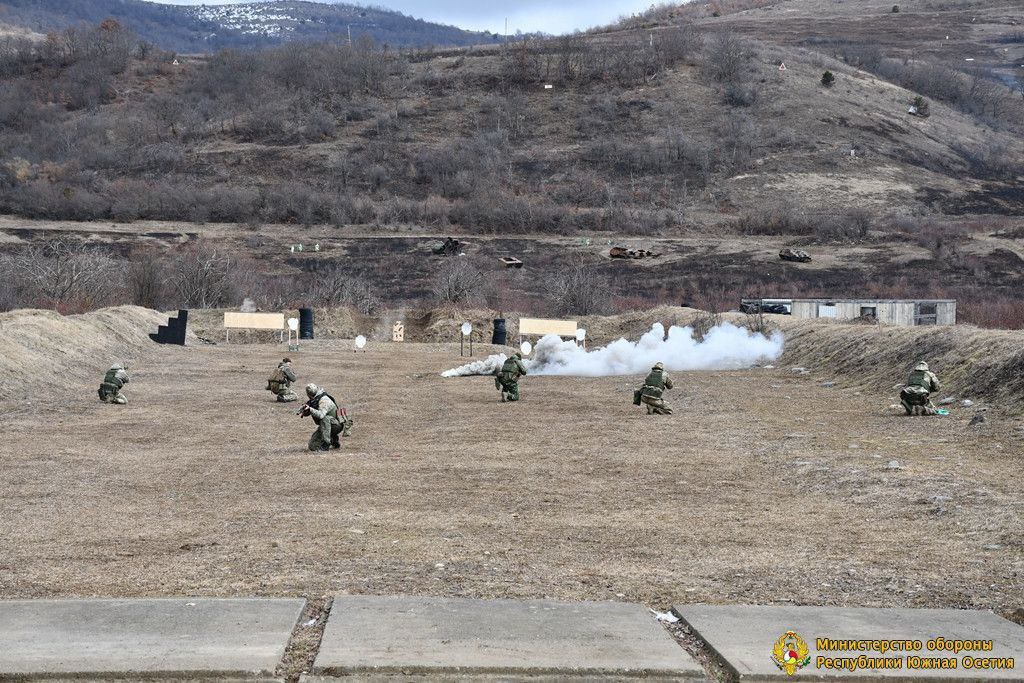 Завтра в 12:00 Минобороны Южной Осетии проведёт показные занятия на войсковом полигоне.   Как сообщает пресс-служба ведомства, будут продемонстрированы слаженные действия подразделений, стрельба из различных видов оружия, включая артиллерию, и применение дронов.   На занятия приглашены высшее руководство республики, правительство, парламентарии, общественность и СМИ.