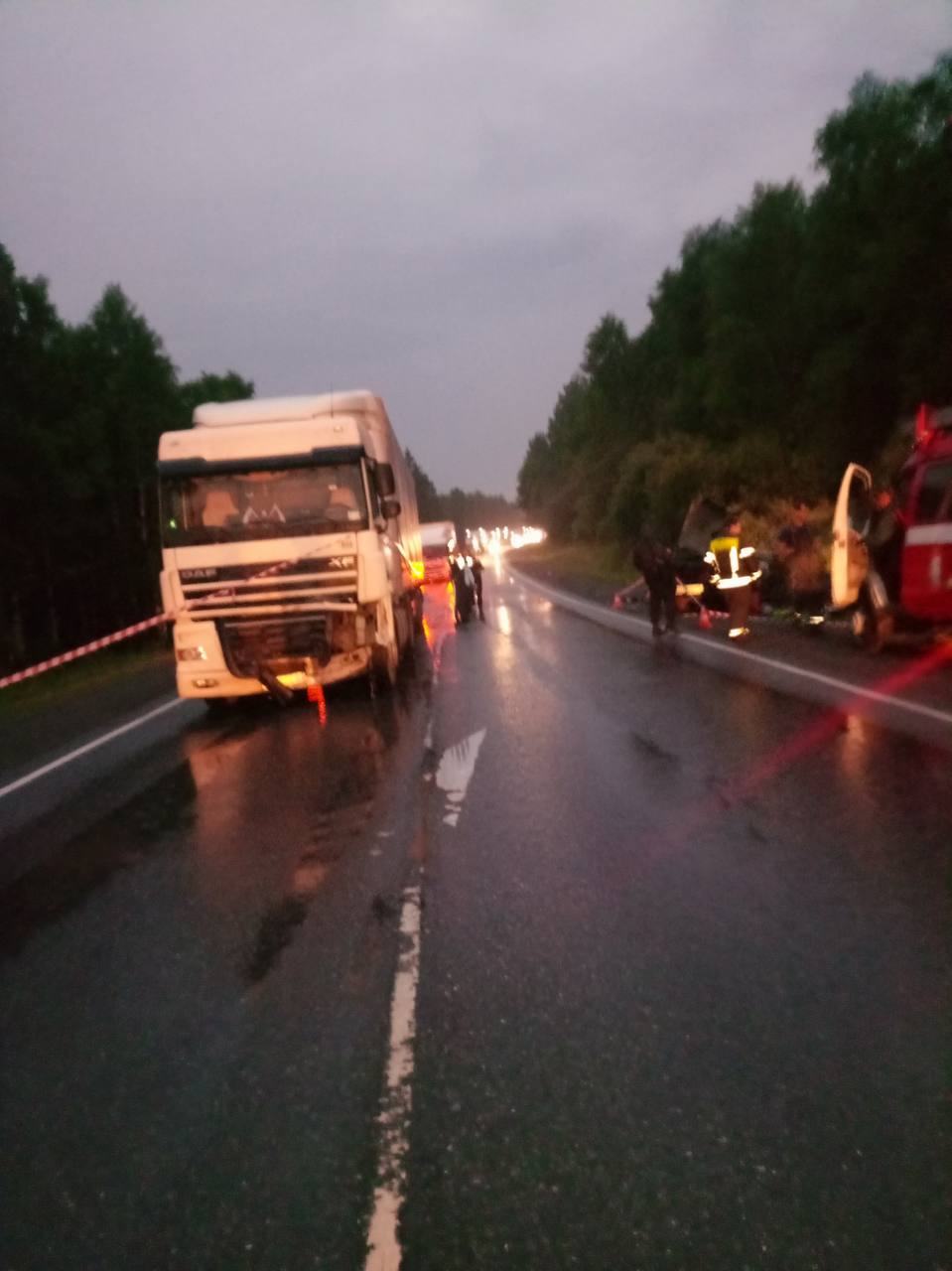 Легковушка заехала под грузовик на трассе М-5 под Саткой По данным ГАИ, ДТП произошло, когда «15-я» пошла на обгон – автомобиль не успел вернуться в свою полосу и врезался в фуру с прицепом. Роковую роль мог сыграть и дождь, который ухудшил сцепление с дорогой и исказил видимость. Водитель «15-й» погиб, его пассажир ранен. : Госавтоинспекция Челябинской области, Упрдор «Южный Урал» / Прислать новость