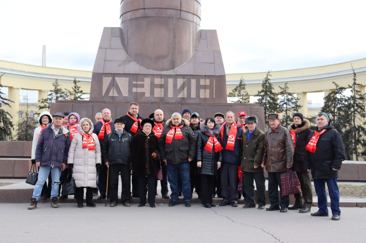 Сегодня, 21 января, в день смерти основателя и руководителя Советского государства В.И. Ленина, депутаты фракции КПРФ Волгоградской областной Думы Валерий Могильный и Олег Дмитриев вместе с коммунистами и представителями общественных организаций «Дети войны», ВЖС - «Надежда России» почтили память выдающегося политического деятеля на центральной площади Волгограда, носящей его имя.  Участники акции отметили, что 2025-й для коммунистов памятен не только 80-летием Победы в Великой Отечественной войне, но и предстоящим 155-летием со дня рождения Владимира Ленина. В честь этой знаменательной даты Сталинградский обком также выпустил праздничный календарь.   В завершении акции ее участники возложили к монументу живые цветы. Также сегодня память Владимира Ленина почтили у его памятника в сквере напротив областной Думы, а также в районах и городах Волгоградской области.    Подписаться!