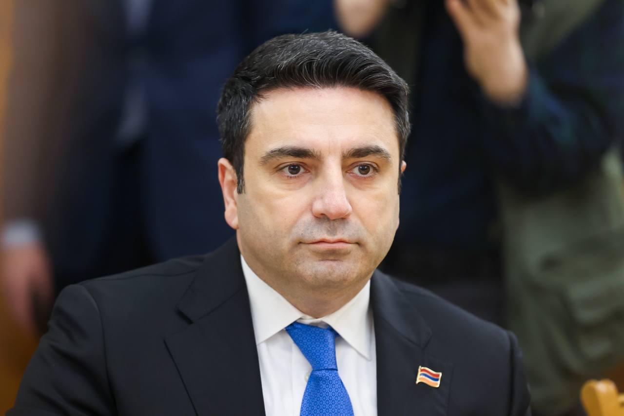 Лавров разъяснил спикеру парламента Армении опасность сближения Еревана с Западом Министр иностранных дел России Сергей Лавров на встрече с председателем Национального собрания Армении Аленом Симоняном разъяснил армянской стороне опасность сближения Еревана со странами Запада Разъяснена опасность сближения с Западом в ущерб сотрудничеству с традиционными союзниками говорится в тексте сообщения МИД РФ В ходе переговоров состоялся откровенный и предметный обмен мнениями по актуальным вопросам российско армянских отношений С российской стороны был подтвержден настрой на скорейшую практическую реализацию инициатив направленных на укрепление военно политических торгово экономических и культурно гуманитарных связей Москвы и Еревана подчеркнули в МИД РФ Затронуты вопросы взаимодействия в рамках интеграционных проектов на евразийском пространстве Вместе с тем считаем что опасность сближения режима Пашиняна с Западом должно разъяснять не только наше внешнеполитическое ведомство но и военное