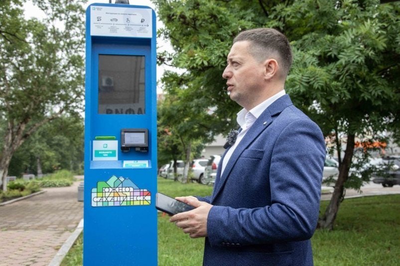 Платная парковка в Южно-Сахалинске прошла тест-драйв: все готово к работе В четверг, 17 июля, в Южно-Сахалинске стартует пилотный проект платной парковки. Вице-мэр города Виталий Данилов лично протестировал новую систему на участке улицы Дзержинского — от Коммунистического проспекта до улицы Антона Буюклы. Здесь установили два паркомата и комплексы фиксации нарушений правил парковки. Вице-мэр подытожил: город готов к запуску пилотного проекта. Все виды оплат протестированы, система работает корректно. В ходе тестирования особое внимание уделялось бесперебойной работе паркоматов и электронного приложения, которые, согласно опыту других городов, являются наиболее востребованными. Оплата будет поминутной — это удобно для тех, кто ненадолго оставляет машину. Стоимость одного часа для автомобилистов составит 85 рублей, для мототранспорта — 45 рублей. Первые 15 минут будут бесплатными, а в выходные платить не придется. Фото: мэрия Южно-Сахалинска SakhalinMedia Прислать новость