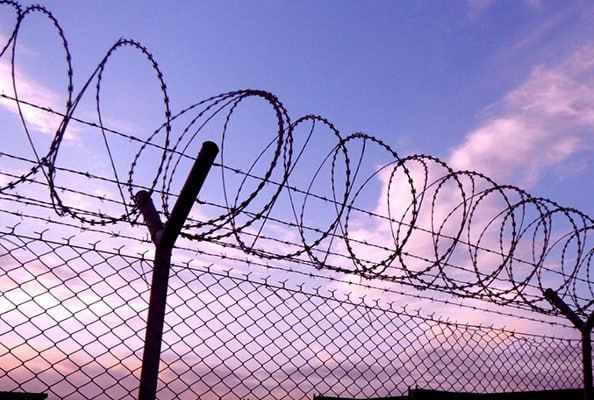 Новости концлагеря: каратели разместят рядом со школьными выпускными группы быстрого реагирования «В каждой школе будет усилен пропускной режим, предусмотрено дежурство сотрудников, а на прилегающей территории — групп быстрого реагирования», — предупредили каратели. Также они напомнили, что за распитие алкоголя в общественных местах или появление в состоянии опьянения предусмотрена административная ответственность. «Несовершеннолетние в возрасте до 16 лет не должны находиться вне дома в ночное время без сопровождения взрослых», — напомнили стражи синепалого. Надо отметить, что в большинстве случаев сегодня на территории Беларуси запрещена продажа алкоголя в магазинах. YouTube поддержать канал на