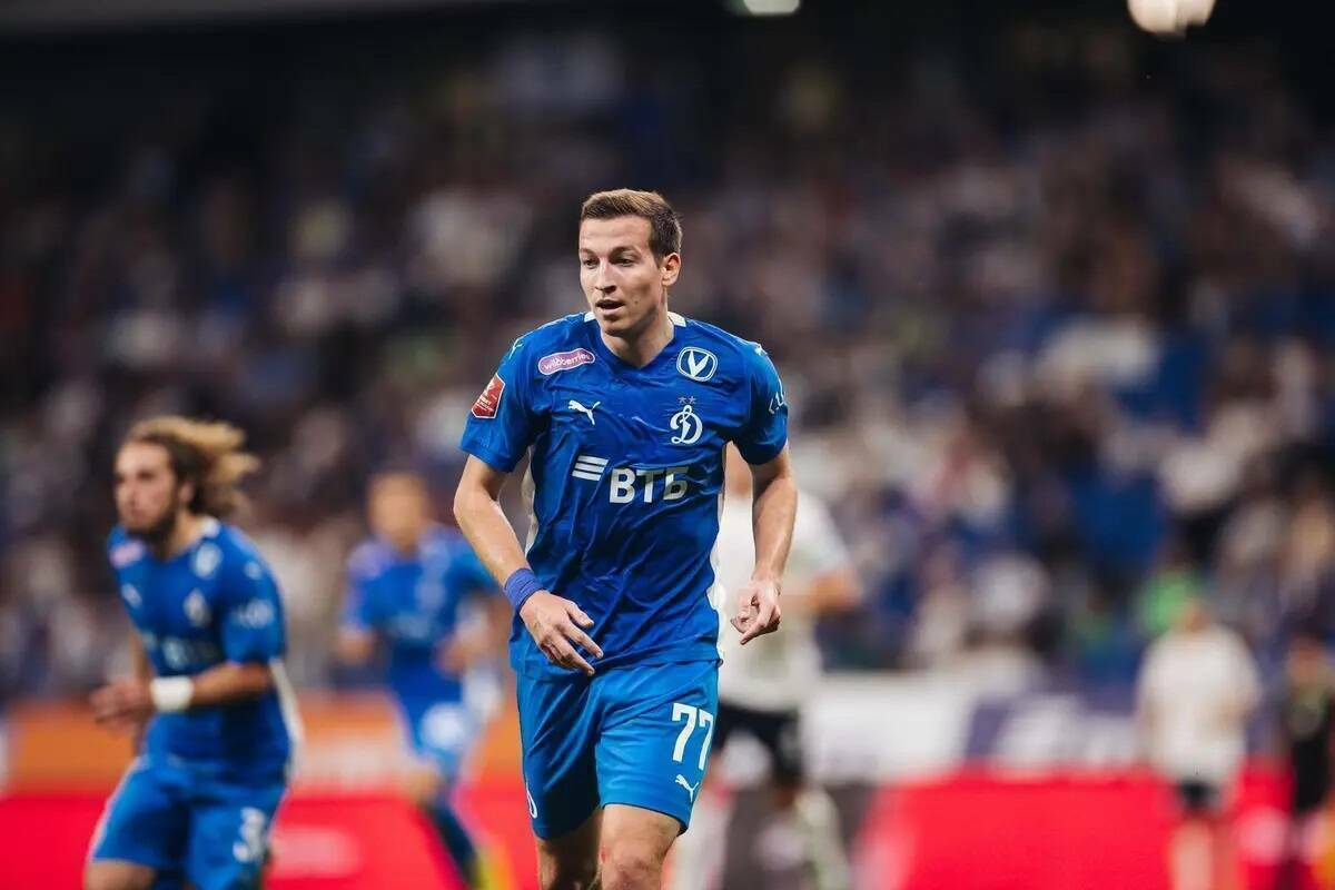 Сторона Макарова отреагировала на назначение Ролана Гусева главным тренером Динамо Футбольный агент Алексей Бабырь представляющий интересы хавбека Динамо Дениса Макарова высказался после официального назначения Ролана Гусева главным тренером московского клуба Напомним ранее Макаров заявлял о намерении покинуть команду в случае если Гусев останется у руля Бабырь подчеркнул что у его подопечного контракт с Динамо у которого заканчивается через полгода уже есть право вести переговоры с другими клубами Читать полностью