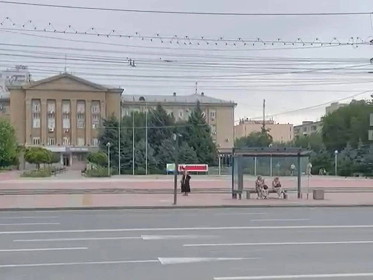 Директора МБУ ЖКХ Ворошиловского района Волгограда Романа Соколова и его заместителя Дмитрия Самонина отправят под суд по обвинению в получении крупной взятки Их заподозрили в преступном сговоре на ремонте многострадального сухого фонтана на площади Советской Сообщникам грозит до 12 лет тюремного заключения