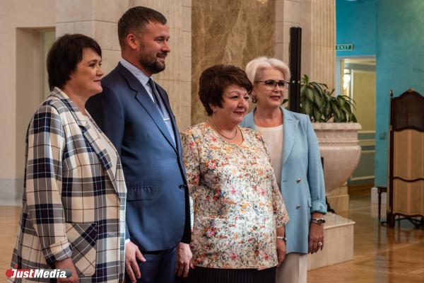 Прокуратура попросила суд признать депутата Екатеринбургской гордумы Виталия Чачина виновным в картельном сговоре и назначить ему пять лет лишения свободы Суд удалился в совещательную комнату Оглашение приговора назначено на 29 декабря Помимо реального срока прокуратура просит назначить Чачину штраф в 900 тысяч рублей и запрет на предпринимательскую деятельность на два года justmediaru