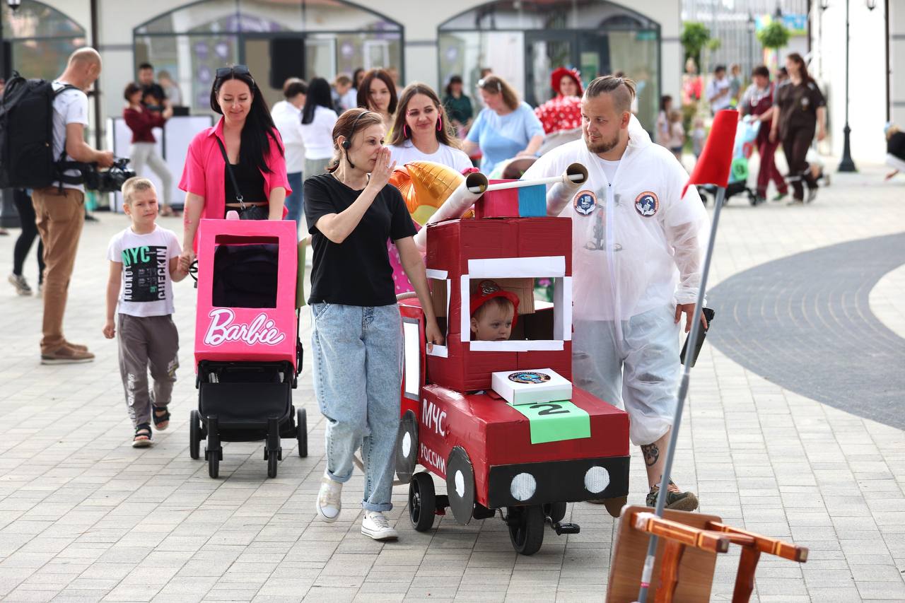 В Анапе стартовал Парад колясок. Оригинальный конкурс проходит в парке 30-летия Победы. По итогам мероприятия жюри определят самую оригинальную и красивую коляску. Темами для вдохновения участников послужили русские сказки, подвиги времен Великой Отечественной войны, сохранение окружающей среды. Победитель получит 10 тысяч рублей. Остальных участников парада будут ждать ценные подарки и дипломы. Кубанские Новости