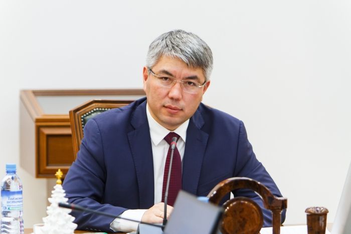 Уйти в отставку призвали главу Бурятии Алексея Цыденова депутаты-коммунисты   Предложение прозвучало на сессии в Народном Хурале — его озвучил глава фракции КПРФ Виктор Малышенко. Он заявил о кризисе кадров в правительстве Бурятии и невозможности дальнейшей работы в условиях некомпетентности и коррупции. Уход Цыденова даст «шанс Бурятии на развитие», считают коммунисты.   За последнее время были задержаны подчиненные Цыденова: министр сельского хозяйства республики Галсан Дареев, министр транспорта Александр Гоге и бывший заместитель главы Антон Виноградов. Малышенко охарактеризовал команду Цыденова так: «низкий управленческий уровень и высокое желание заработать».   «С приходом Алексея Самбуевича [Цыденова] в республику стали поступать огромные финансовые средства по различным программам развития региона. Но как они осваиваются? Сплошь и рядом либо неэффективное освоение бюджетных средств, либо открытые хищения на строительстве таких важных объектов как школы, дороги, очистные сооружения. <…> За последние два года наш регион становится лидером по коррупционным скандалам и уголовным делам в отношении высокопоставленных чиновников»,  — сказал Малышенко.   Цыденов занимает пост главы Бурятии с 2017 года.  UPD: Цыденов прокомментировал аресты подчиненных и сказал, что ему «больнее всех». По его словам, Александр Гоге «попался на одном конкурсе на превышении полномочий», а Галсан Дареев — «на 50 тысячах рублей». «К сожалению, люди ошибаются», — цитируют Цыденова местные СМИ.
