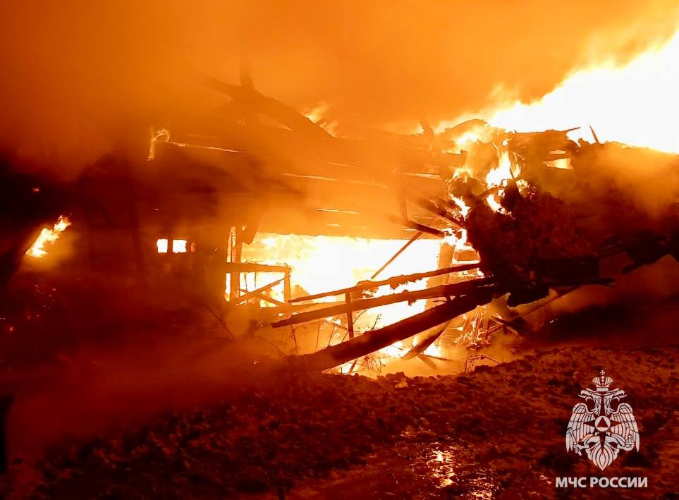 На пожаре погиб человек    Вчера в 19:28 поступило сообщение о пожаре в жилом доме по адресу: село Старое Сандово Сандовского МО.    В 23:04 пожар был ликвидирован. Огнем уничтожена кровля дома и повреждены стены по всей площади.    В ходе тушения был обнаружен погибший.   Причину пожара устанавливают дознаватели МЧС России во взаимодействии со СУ СК РФ по Тверской области.   Возгорание ликвидировали огнеборцы  0   7