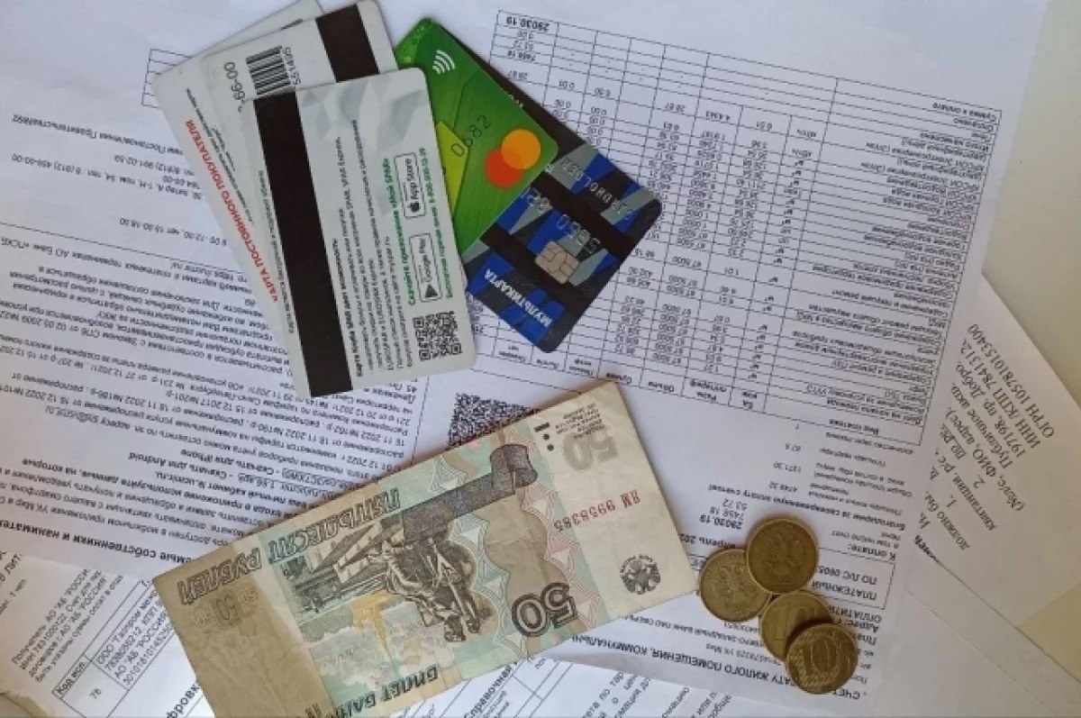 Ряд тарифов ЖКХ снижен в Новосибирской области по требованию ФАС  В Новосибирской области департамент по тарифам скорректировал стоимость услуг водоснабжения, водоотведения и отопления в соответствии с требованиями Федеральной антимонопольной службы  ФАС . Как сообщили в пресс-службе ФАС, пересмотр тарифов стал следствием обнаружения необоснованных затрат, включенных в предыдущие ставки.  Согласно информации ведомства, с 1 июля 2025 года произошло снижение тарифов для всех категорий потребителей: на водоснабжение и водоотведение – на 4,09%, а на теплоснабжение – в диапазоне от 3,22% до 13,34% благодаря исключению необоснованных расходов.  В ФАС подчеркнули, что таким образом региональный департамент выполнил предписания, выданные по итогам плановой проверки. В ходе проверки было установлено, что в тарифы были включены необоснованные расходы на общую сумму 2,7 миллиарда рублей. Часть этих расходов была исключена из необходимой валовой выручки регулируемых организаций на 2025 год в таких сферах, как электроэнергетика, теплоснабжение, водоснабжение и водоотведение, а также обращение с твердыми коммунальными отходами. Оставшаяся часть необоснованных расходов будет исключена при установлении тарифов на последующие периоды. Ранее аналогичные предписания были выданы ФАС властям ряда других регионов.  Несмотря на снижение некоторых тарифов, с 1 июля 2025 года в Новосибирской области произошло общее увеличение стоимости коммунальных услуг в среднем на 11,9%, при этом предельный индекс по всем услугам составит 13,5%.    АиФ