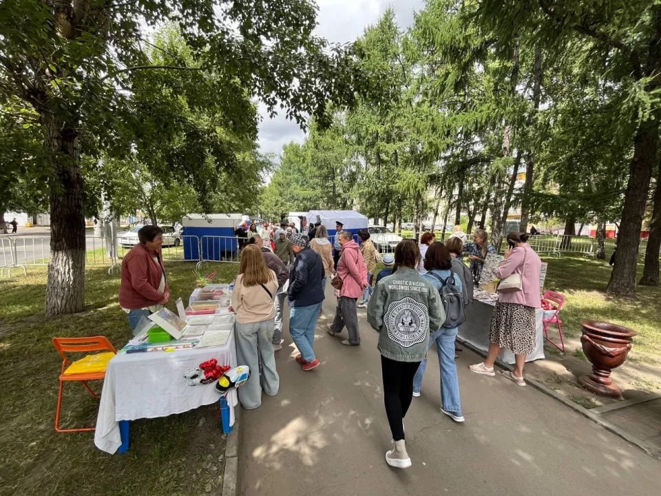 В Барнауле проходит открытие фестиваля "Шукшинские дни" На главной площадке фестиваля у памятника Василию Шукшину с самого утра работают ярмарки народных промыслов, где можно купить изделия местных мастеров. На сцене выступают творческие коллективы Алтайского края. Программа фестиваля 22 июля: 17.00. Открытие летнего кинопарка "Шукшин молодой" в парке "Изумрудный"; 18.00. "Красная дорожка" с участием звезд российского кино; 19.00. Торжественная церемония открытия Шукшинского кинофестиваля в Алтайском краевом театре драмы; 21.00. Показ фильма-открытия "Чистый лист" в кинотеатре "Мир". Сразу после церемонии открытия в кинотеатрах Барнаула начнутся показы фильмов, вошедших в основной конкурс кинофестиваля. Зрители смогут увидеть как новые картины, так и ретроспективные показы. ТОЛК
